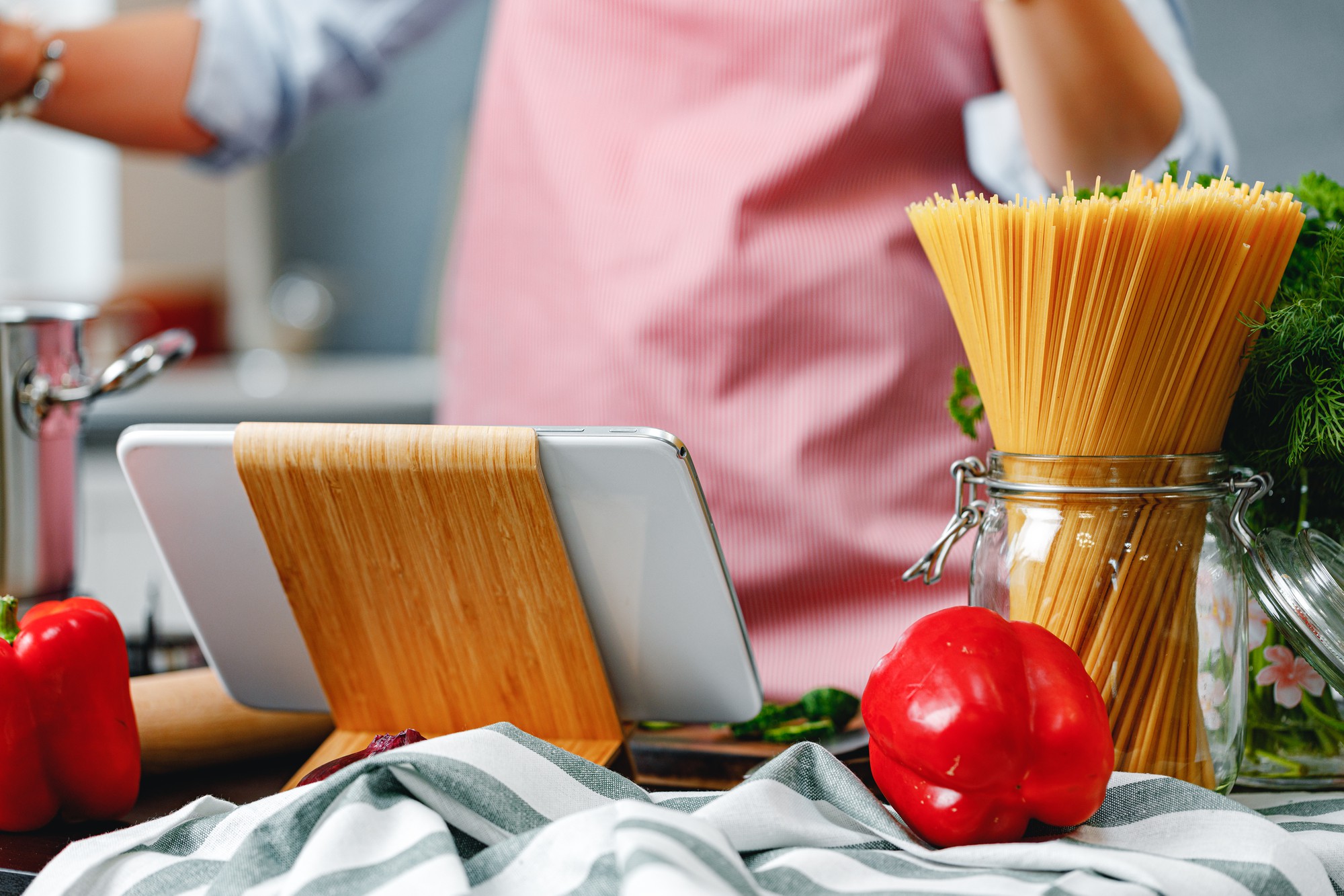 Banco di lavoro con attrezzatura da cucina di alta gamma