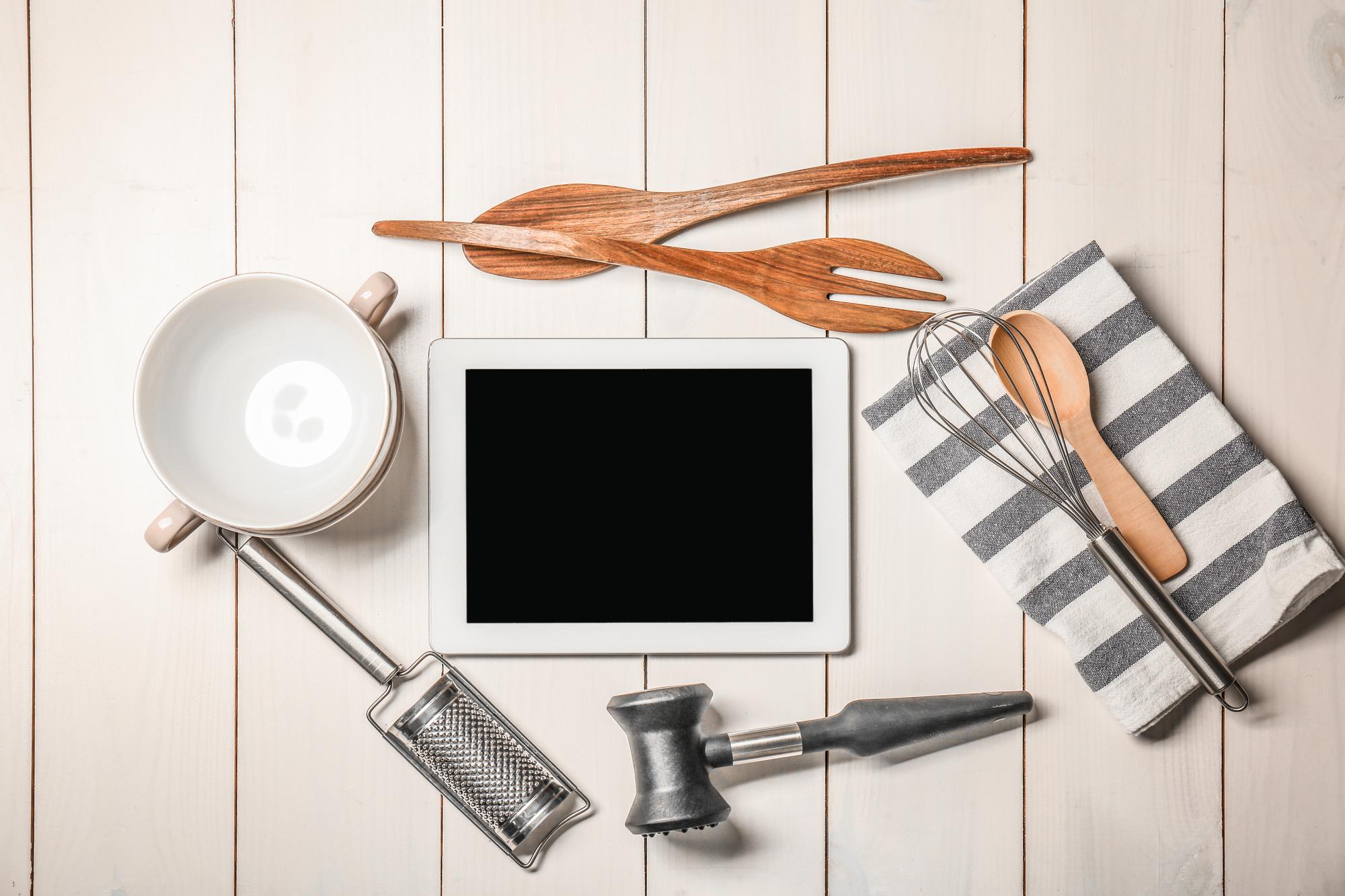 Set di utensili professionali su tavolo in legno
